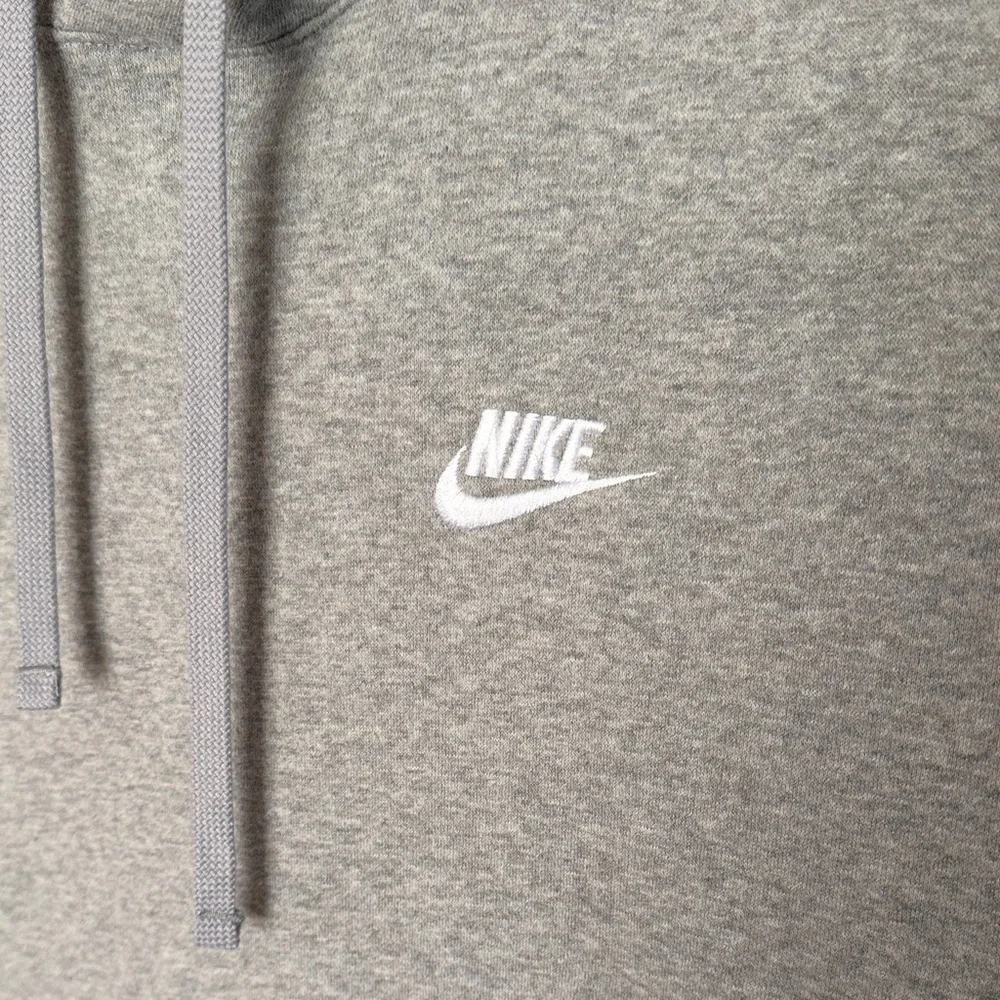 Nike Men’s Sportwear Club Fleece Hoodie in Gray size medium